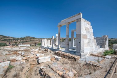 MÖ 6. yüzyıldan kalma beyaz mermerden antik Demeter tapınağı Naxos Adası, Kiklad Adaları, Yunanistan, Avrupa. Parthenon 'dan bir yüzyıl önce Tyrann Lygdamis tarafından inşa edildi..