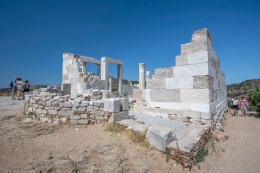 MÖ 6. yüzyıldan kalma beyaz mermerden antik Demeter tapınağı Naxos Adası, Kiklad Adaları, Yunanistan, Avrupa. Parthenon 'dan bir yüzyıl önce Tyrann Lygdamis tarafından inşa edildi..