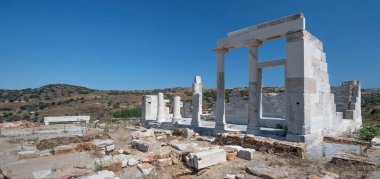 MÖ 6. yüzyıldan kalma beyaz mermerden antik Demeter tapınağı Naxos Adası, Kiklad Adaları, Yunanistan, Avrupa. Parthenon 'dan bir yüzyıl önce Tyrann Lygdamis tarafından inşa edildi..