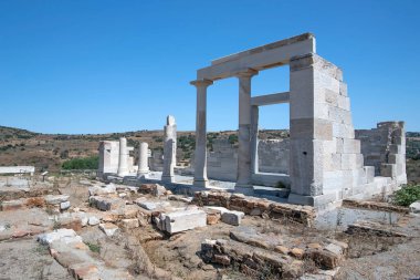 MÖ 6. yüzyıldan kalma beyaz mermerden antik Demeter tapınağı Naxos Adası, Kiklad Adaları, Yunanistan, Avrupa. Parthenon 'dan bir yüzyıl önce Tyrann Lygdamis tarafından inşa edildi..