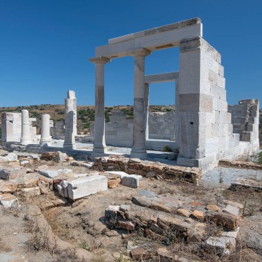 MÖ 6. yüzyıldan kalma beyaz mermerden antik Demeter tapınağı Naxos Adası, Kiklad Adaları, Yunanistan, Avrupa. Parthenon 'dan bir yüzyıl önce Tyrann Lygdamis tarafından inşa edildi..