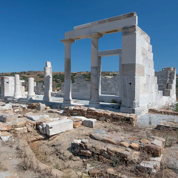 MÖ 6. yüzyıldan kalma beyaz mermerden antik Demeter tapınağı Naxos Adası, Kiklad Adaları, Yunanistan, Avrupa. Parthenon 'dan bir yüzyıl önce Tyrann Lygdamis tarafından inşa edildi..