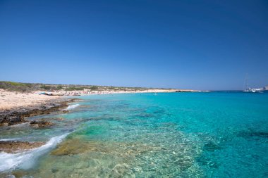 Koufonisia Adaları sahilindeki güzel mavi ve turkuaz sular, Yunanistan 2020