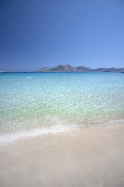 Koufonisia Adaları sahilindeki güzel mavi ve turkuaz sular, Yunanistan 2020