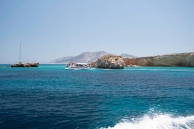 Koufonisia Adaları sahilindeki güzel mavi ve turkuaz sular, Yunanistan 2020