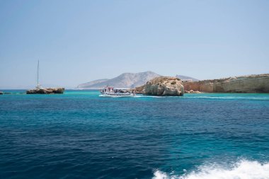 Koufonisia Adaları sahilindeki güzel mavi ve turkuaz sular, Yunanistan 2020