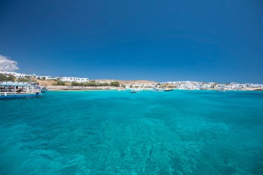 Koufonisia Adaları sahilindeki güzel mavi ve turkuaz sular, Yunanistan 2020