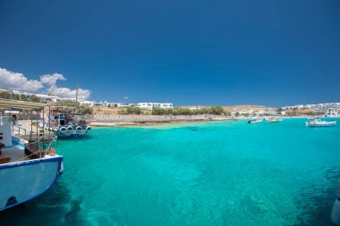 Koufonisia Adaları sahilindeki güzel mavi ve turkuaz sular, Yunanistan 2020