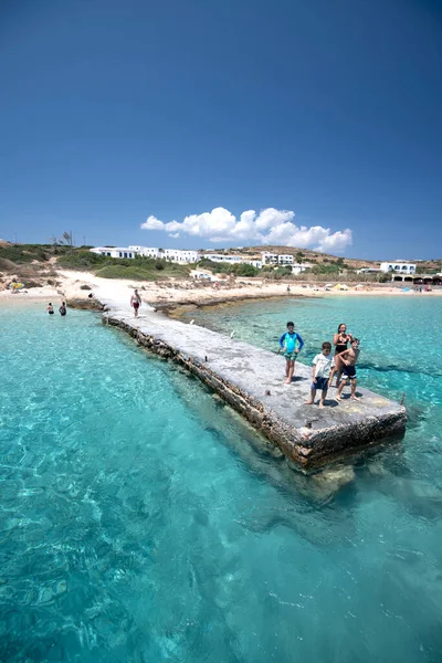 Koufonisia Adaları sahilindeki güzel mavi ve turkuaz sular, Yunanistan 2020