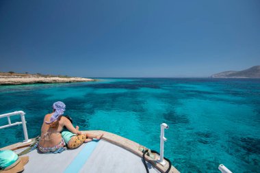 Koufonisia Adaları sahilindeki güzel mavi ve turkuaz sular, Yunanistan 2020