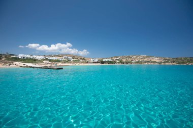 Koufonisia Adaları sahilindeki güzel mavi ve turkuaz sular, Yunanistan 2020