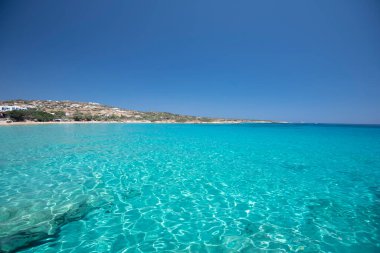 Koufonisia Adaları sahilindeki güzel mavi ve turkuaz sular, Yunanistan 2020