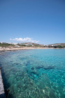 Koufonisia Adaları sahilindeki güzel mavi ve turkuaz sular, Yunanistan 2020
