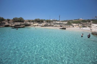 Koufonisia Adaları sahilindeki güzel mavi ve turkuaz sular, Yunanistan 2020