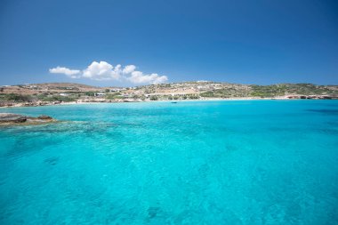 Koufonisia Adaları sahilindeki güzel mavi ve turkuaz sular, Yunanistan 2020