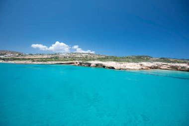Koufonisia Adaları sahilindeki güzel mavi ve turkuaz sular, Yunanistan 2020