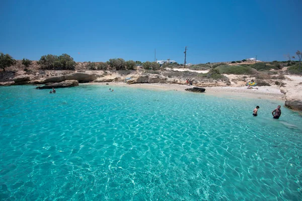 Koufonisia Adaları sahilindeki güzel mavi ve turkuaz sular, Yunanistan 2020