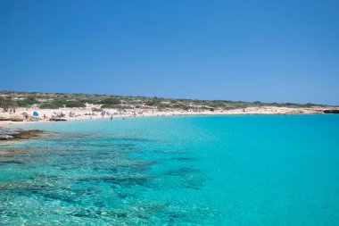 Koufonisia Adaları sahilindeki güzel mavi ve turkuaz sular, Yunanistan 2020