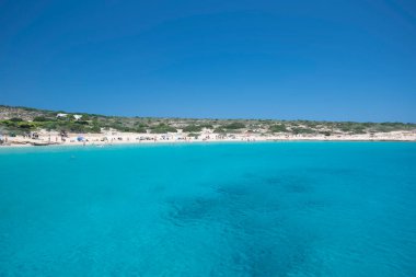 Koufonisia Adaları sahilindeki güzel mavi ve turkuaz sular, Yunanistan 2020