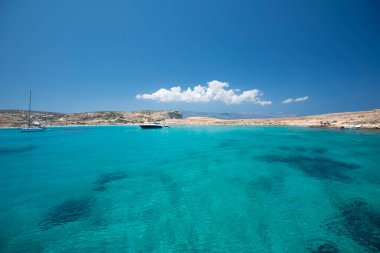 Koufonisia Adaları sahilindeki güzel mavi ve turkuaz sular, Yunanistan 2020