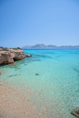 Koufonisia Adaları sahilindeki güzel mavi ve turkuaz sular, Yunanistan 2020