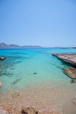 Koufonisia Adaları sahilindeki güzel mavi ve turkuaz sular, Yunanistan 2020