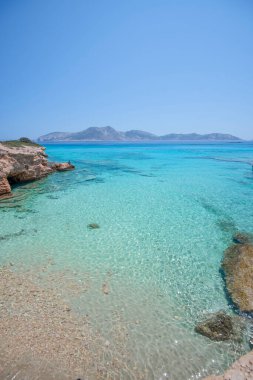 Koufonisia Adaları sahilindeki güzel mavi ve turkuaz sular, Yunanistan 2020