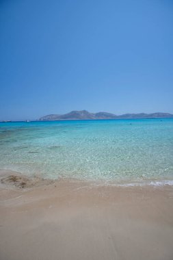 Koufonisia Adaları sahilindeki güzel mavi ve turkuaz sular, Yunanistan 2020