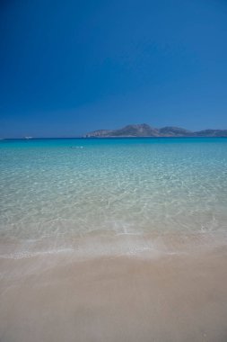 Koufonisia Adaları sahilindeki güzel mavi ve turkuaz sular, Yunanistan 2020