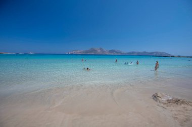 Koufonisia Adaları sahilindeki güzel mavi ve turkuaz sular, Yunanistan 2020