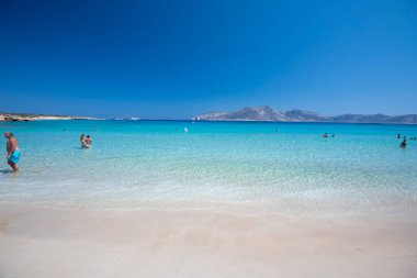 Koufonisia Adaları sahilindeki güzel mavi ve turkuaz sular, Yunanistan 2020