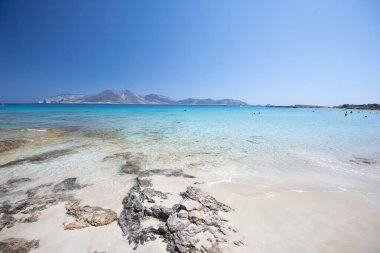 Koufonisia Adaları sahilindeki güzel mavi ve turkuaz sular, Yunanistan 2020