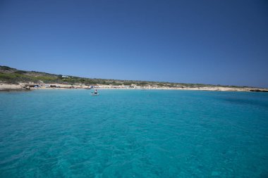 Koufonisia Adaları sahilindeki güzel mavi ve turkuaz sular, Yunanistan 2020