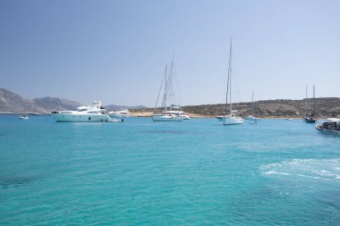 Koufonisia Adaları sahilindeki güzel mavi ve turkuaz sular, Yunanistan 2020