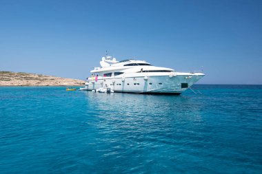 Koufonisia Adaları sahilindeki güzel mavi ve turkuaz sular, Yunanistan 2020