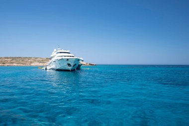 Koufonisia Adaları sahilindeki güzel mavi ve turkuaz sular, Yunanistan 2020