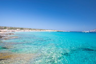 Koufonisia Adaları sahilindeki güzel mavi ve turkuaz sular, Yunanistan 2020