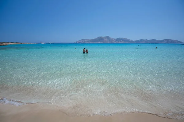 Koufonisia Adaları sahilindeki güzel mavi ve turkuaz sular, Yunanistan 2020