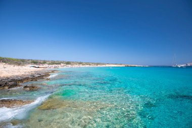 Koufonisia Adaları sahilindeki güzel mavi ve turkuaz sular, Yunanistan 2020