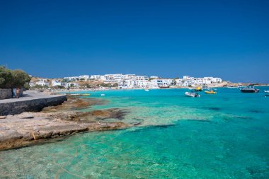 Koufonisia Adaları sahilindeki güzel mavi ve turkuaz sular, Yunanistan 2020