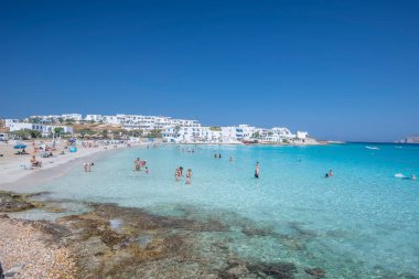 Koufonisia Adaları sahilindeki güzel mavi ve turkuaz sular, Yunanistan 2020