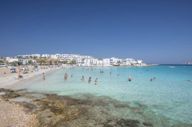 Koufonisia Adaları sahilindeki güzel mavi ve turkuaz sular, Yunanistan 2020