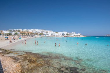 Koufonisia Adaları sahilindeki güzel mavi ve turkuaz sular, Yunanistan 2020