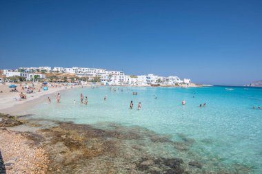 Koufonisia Adaları sahilindeki güzel mavi ve turkuaz sular, Yunanistan 2020