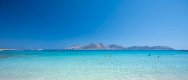 Koufonisia Adaları sahilindeki güzel mavi ve turkuaz sular, Yunanistan 2020