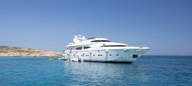 Koufonisia Adaları sahilindeki güzel mavi ve turkuaz sular, Yunanistan 2020