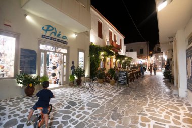 Chora kasabası, Naxos Adası, Cyclades, Yunanistan 'daki radyoaktif dar cadde.