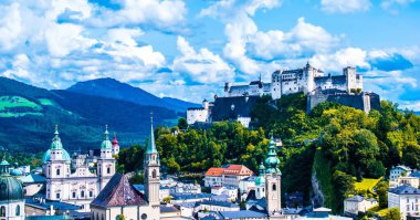 Avusturya, resmi olarak Avusturya Cumhuriyeti, Orta Avrupa 'nın güney kesiminde, denize kıyısı olmayan bir Doğu Alp ülkesidir..