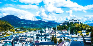 Avusturya, resmi olarak Avusturya Cumhuriyeti, Orta Avrupa 'nın güney kesiminde, denize kıyısı olmayan bir Doğu Alp ülkesidir..