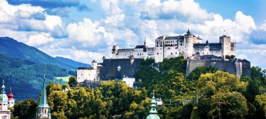 Avusturya, resmi olarak Avusturya Cumhuriyeti, Orta Avrupa 'nın güney kesiminde, denize kıyısı olmayan bir Doğu Alp ülkesidir..